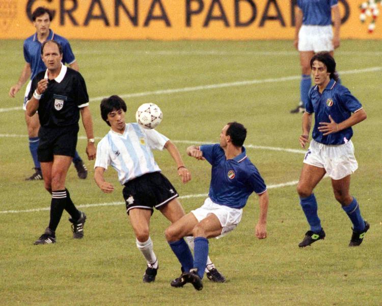 forlænget. Den ellers dygtige dommer, Michel Vautrot (tv), var sat på en svær opgave i semifinalen 1990 mellem Italien og Argentina. Det medførte en meget lang forlænget spilletid. 