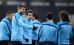 HOLDKAMMERATER. Både i FC Barcelona of på det spanske landshold er Gerard Pique (tv.) og Cesc Fabregas (i midten) holdkammerater. 