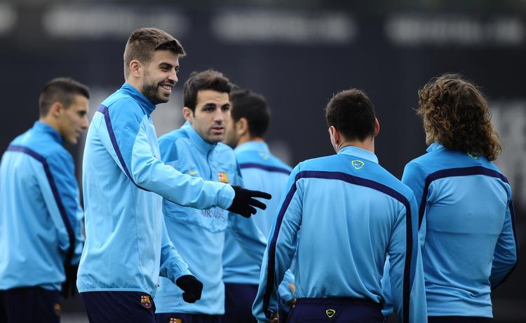 HOLDKAMMERATER. Både i FC Barcelona of på det spanske landshold er Gerard Pique (tv.) og Cesc Fabregas (i midten) holdkammerater. 