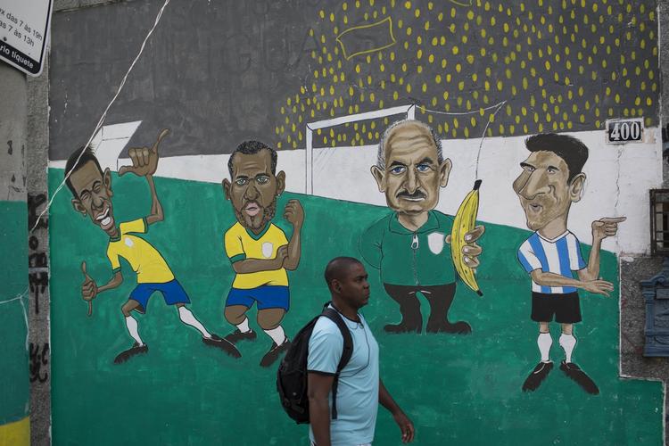 TEGNESERIEHOLD. Selvfølgelig er Politikens forudsigelser kun til tegnebrættet, lige som denne illustration på en væg i Rio de Janeiro. 