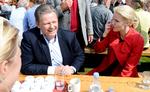 Folkestyre. Statsminister Helle Thorning-Schmidt (S) og den konservative partileder Lars Barfoed (K) mødtes til dagens grundlovsarrangement på metalskolen i Jørlunde i Nordsjælland. 