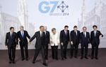 Magteliten. Fra venstre mod højre er det Italiens ministerpræsident, Matteo Renzi, Canadas premierminister, Stephen Harper, USA's præsident, Barack Obama, EU-præsident Herman Van Rompuy, Tysklands forbundskansler, Angela Merkel, Storbritanniens premierminister, David Cameron, formand for EU-Kommissionen Jose Manuel Barroso, Frankrigs præsident, Francois Hollande og Japans ministerpræsident, Shinzo Abe. 