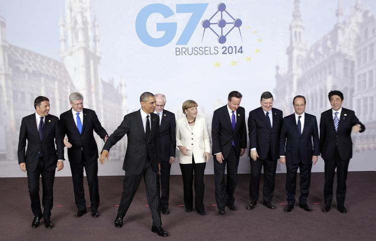 Magteliten. Fra venstre mod højre er det Italiens ministerpræsident, Matteo Renzi, Canadas premierminister, Stephen Harper, USA's præsident, Barack Obama, EU-præsident Herman Van Rompuy, Tysklands forbundskansler, Angela Merkel, Storbritanniens premierminister, David Cameron, formand for EU-Kommissionen Jose Manuel Barroso, Frankrigs præsident, Francois Hollande og Japans ministerpræsident, Shinzo Abe. 