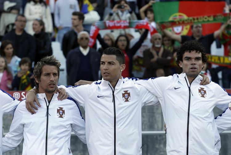 Stjernen. Christiano Ronaldo (i midten) sad over, da Portugal skuffende spillede 0-0 mod Grækenland forleden. I morgen kommer han heller ikke på banen i kampen mod Bosnien. 