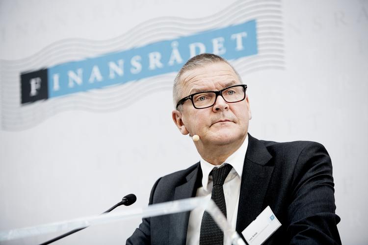 fokus. Øjnene er rettet mod direktøren for Danmarks nationalbank, Lars Rohde, som i dag skal forholde sig  til den rentesænkning, som Den Europæiske Centralbank gennemførte i går. 