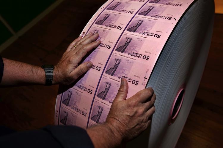 undtagelse. Nationalbanken følger ofte i hælene på Den Europæiske Centralbank, når den hæver eller sænker renten, men  i dag gør banken på Havnegade 5 en undtagelse. 