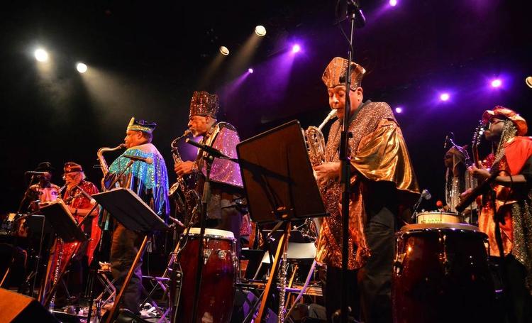 Aldrende. Mødet med det aldrende Arkestra blev ikke helt, hvad man havde turdet drømme om. Det blev endnu bedre. 