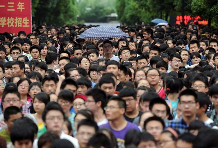 Prøvetid. Mindst 8 millioner unge kinesere er i år tilmeldt det prøveforløb der afgør adgangen til universiteterne. Årtes såkaldte Gaokao begynder på lørdag. Billedet er fra sidste års gaokao. 