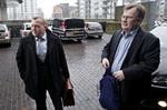 Bilagssag. Claus Hjort Frederiksen (til højre) forstår godt, at 152.000 kroner til tøjkøb kan virke voldsomt på V-medlemmerne. 