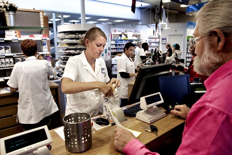eneret. Dansk Erhverv havde håbet, at regeringen ville afskaffe apotekernes monopol, men det ønske skyder sundhedsministeren nu ned. 