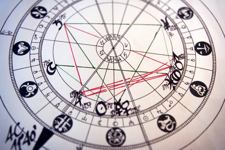 Astrologi. Hypoteser om at ens stjernetegn kan påvirke hvad vi mennesker kommer til at fejle senere i livet, afskriver Bente Klarlund. Dog har ét studie vist sig interessant. 