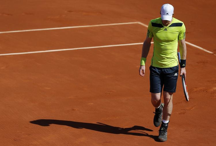Slået. Britiske Andy Murray ser træt ud, mens han er på  vej tilbage til sin stol i en pause i semifinalen mod Rafal Nadal i French Open 