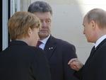 Mindedag. Den tyske forbundskansler Angela Merkel taler med Ruslands præsident Vladimir Putin og Ukraines nyvalgte præsident  Petro Porosjenko ved et møde i anledningen af 70-års dagen for D-dag. 