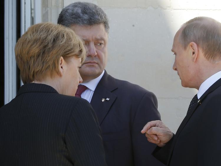 Mindedag. Den tyske forbundskansler Angela Merkel taler med Ruslands præsident Vladimir Putin og Ukraines nyvalgte præsident  Petro Porosjenko ved et møde i anledningen af 70-års dagen for D-dag. 