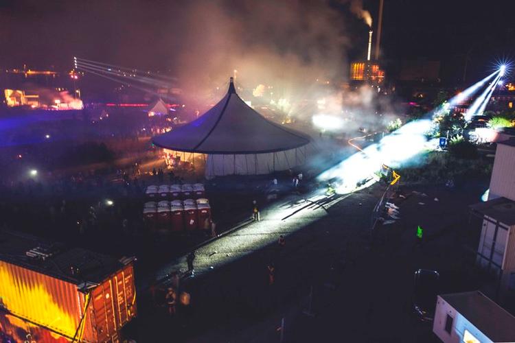 Distortion. Her på Refshaleøen holdt Distortion fredag aften havnefest. I aften forstsætter festen samme sted. 