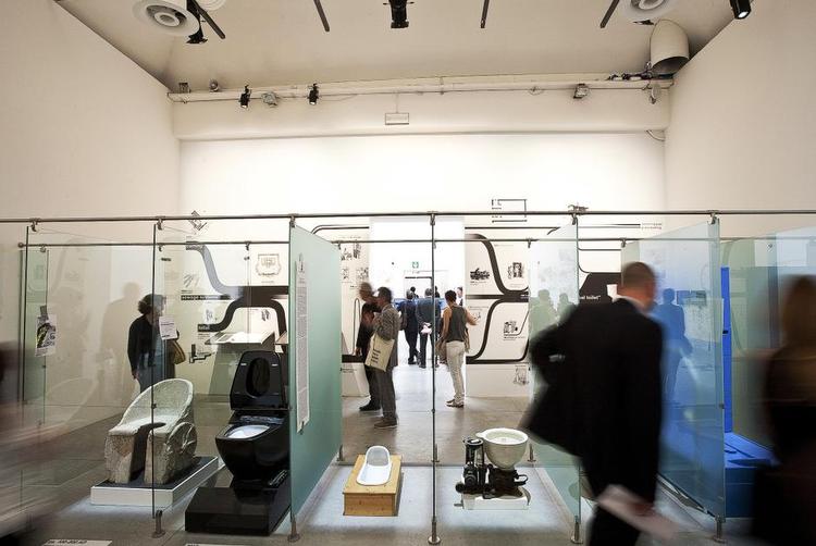 Nødtørft. Det 2.000 år gamle toilet til venstre fremtræder ikke meget forskelligt fra det japanske fra sidste år ved siden af - men det japanske sender analyser af brugerens afføring til dennes mobiltelefon. 