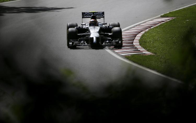 Kampklar. Kevin Magnussen ligger blandt andet og slås med holdkammerat Jenson Button om placeringerne i den gode ende af midterfeltet. 