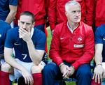 farvel. Franck Ribéry (tv.), her med landstræner Didier Deschamps fredag i lejren ved Clairefontaine uden for Paris, blev testet af Fifa’s dopingkontrollanter i sidste uge, men det er en skade, der nu har gjort, at han alligevel ikke spiller VM. Foto: Francois Mori/AP 