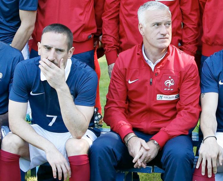 farvel. Franck Ribéry (tv.), her med landstræner Didier Deschamps fredag i lejren ved Clairefontaine uden for Paris, blev testet af Fifa’s dopingkontrollanter i sidste uge, men det er en skade, der nu har gjort, at han alligevel ikke spiller VM. Foto: Francois Mori/AP 