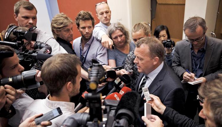 Omgang. Venstres formand, Lars Løkke Rasmussen, har i flere uger været under massivt pres i medierne. Og det er ikke første gang, en toppolitiker får en tur i mediemøllen. Annette Vilhelmsen(SF), Helle Thorning-Schmidt(S), Lene Espersen(K) og Villy Søvndal(SF) har alle været der. 