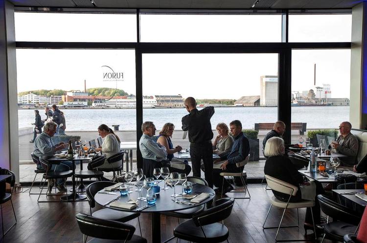 Det var smukt at sidde i hjørnet på Restaurant Fusion. Med store vinduer uden sprosser og direkte udsigt til Limfjorden. 
