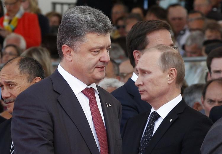 Diplomati. Petro Porosjenko og Vladimir Putin snakkede sammen i går på 70 års-dagen for D-dag. 