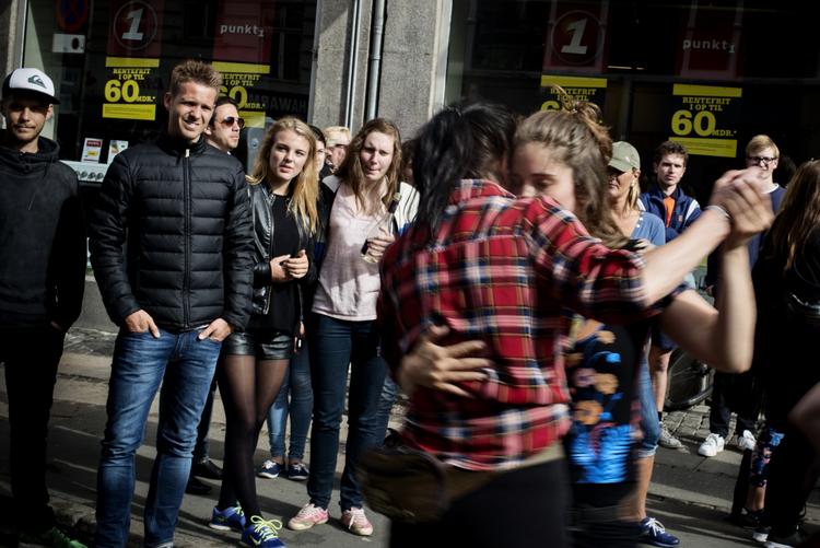 Distortion. Gadefestivalen Distortion ramte torsdag Vesterbro. Der var fuld dans i gaden inden solen gik ned over Istedgade. 