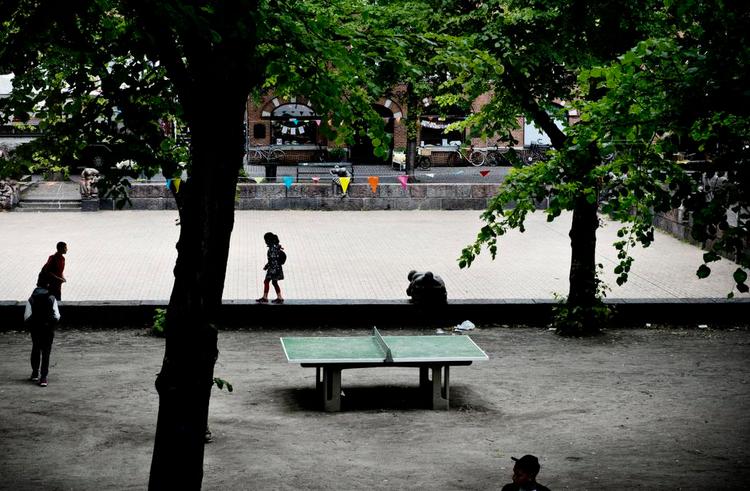 hvervning. Hizb ut-Tahrir har et godt ry i ghettoerne i København, hvor organisationen har haft held med at trække folk ud af banderne og ind i studiekredse. Eksempelvis i miljøet omkring Blågårds Plads på Nørrebro. 