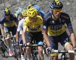 afvist. Chris Froome (midt) har både et hint til Alberto Contadors (th) dopingdom og Bjarne Riis' fortid i ny biografi. 