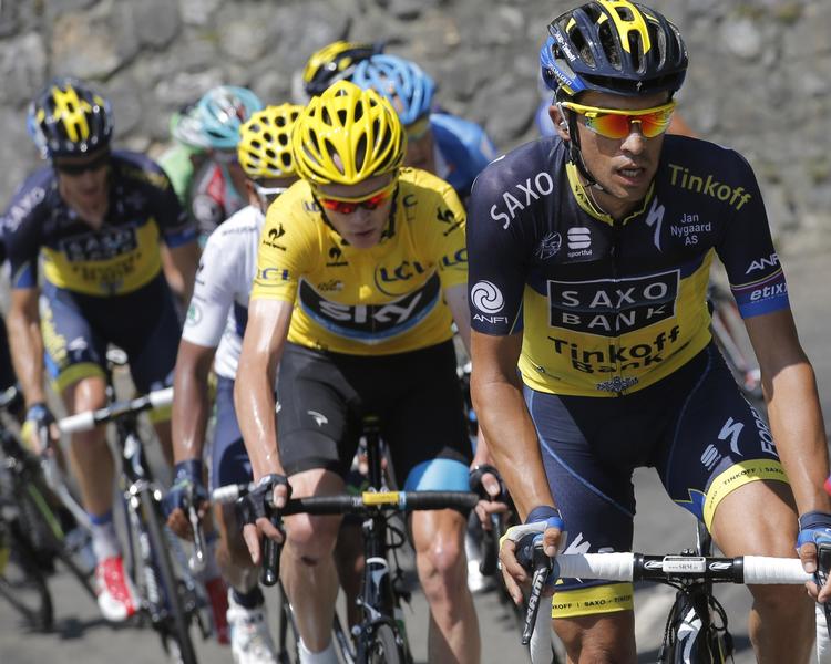 afvist. Chris Froome (midt) har både et hint til Alberto Contadors (th) dopingdom og Bjarne Riis' fortid i ny biografi. 