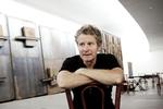 Væsensforskelle. Kunst, kultur, historie, forskning. De danske fonde er lige så forskellige som dyr i skoven, og uddeler støtte til vidt foreskellige områder. På billedet ses direktør for Kunstmuseet Heart i Herning, Holger Reenberg, som blandt andet støttes af Ny Carlsbergfondet. 