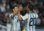 Argentinas farlige duo Lionel Messi, og Sergio Aguero jubler en scoring mod Slovakiet. 