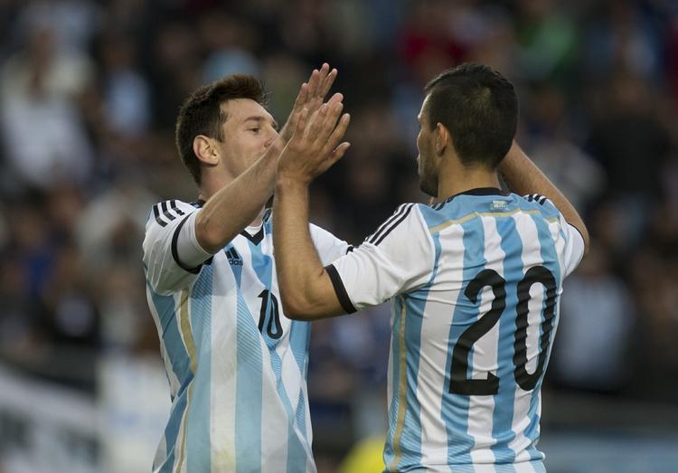 Argentinas farlige duo Lionel Messi, og Sergio Aguero jubler en scoring mod Slovakiet. 