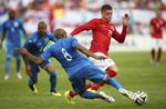Nyttesløs. Englands Ross Barkley forsøger at trække uden om Wilson Palacios, men lige lidt hjalp det: Kampen forblev målløs. 