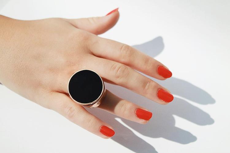 Kærestering. Det fremgår næsten af navnet, ' A Sign of Love' - når begge parter i et forhold er udstyret med en ring, kan de sende kærlige vibrationer til hinanden. Billedet viser en prototype. 