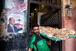 Magt. »Længe leve Egypten« står der på valgplakaten for el-Sisi ved indgangen til Salah Hassans bageri, men ikke alle har lige store forventninger til den nye præsident. 