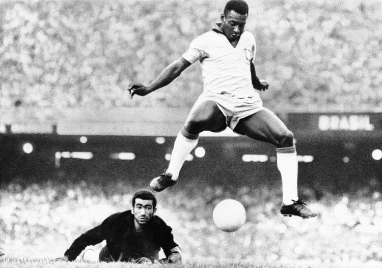 Stjerne. Den flyvende forward Pelé her i aktion i Rio de Janeiro, 1969. 