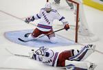 Skovtur.  New York Rangers-målmand Henrik Lundqvist ude af psotion, mens Kevin Klein agerer sidste skanse og forgæves forsøger at stoppe Jarret Stolls reducering til 1-2. 