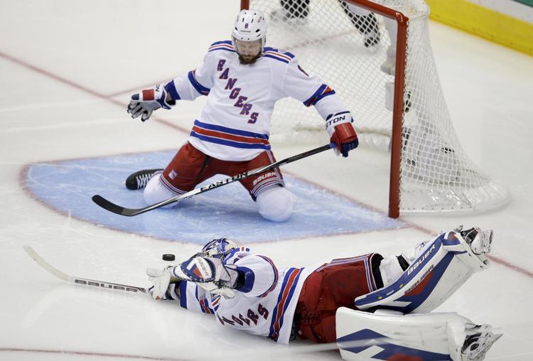 Skovtur.  New York Rangers-målmand Henrik Lundqvist ude af psotion, mens Kevin Klein agerer sidste skanse og forgæves forsøger at stoppe Jarret Stolls reducering til 1-2. 