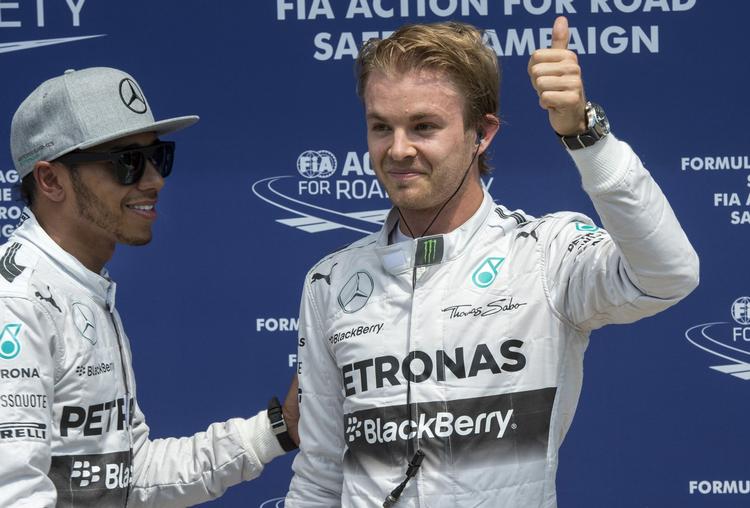 suveræn. Nico Rosberg (th) fører VM-serien i formel 1 efter endnu en Mercedes-sejr i Østrig. 
