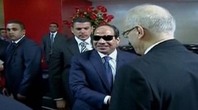 Ceremoni. Billeder fra egyptisk tv viser Abdel Fattah al-Sisi på vej ind til ceremonien, hvor han blev taget i ed som egyptisk præsident. 
