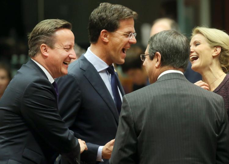Stoleleg. David Cameron og Mark Rutte (hhv. nummer 1 og 2 fra venstre) mødes i morgen i Sverige, hvor de skal diskutere EU's topposter. Helle Thorning-Schmidts navn skulle være på dagsordenen. 