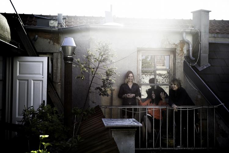 Sammen. Naja Marie Aidt, Line Knutzon og Mette Moestrup har sammen lavet kæmpebogen 'Frit flet'. Den er ikke en bog for hvide middelklassemennesker fra Norden, men en bog om at være menneske et sted på planeten netop nu. 