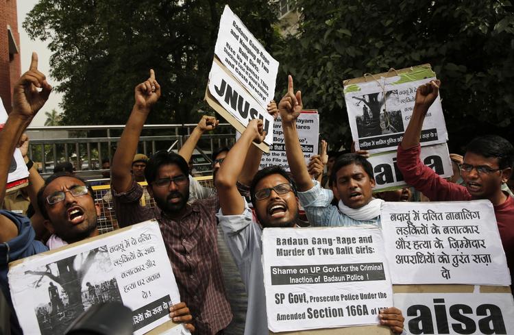 Utilfredshed. Sagen om voldtægt og drab på to piger på 14 og 16 år har vakt vrede i Indien. 