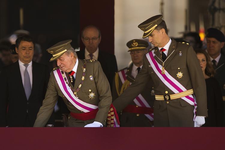Generationsskifte. kong Juan Carlos (til venstre) overlader tronen til sin søn, kronprins Felipe (til højre). 
