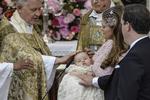 Ærkebiskop Anders Wejryd giver Sveriges nyeste prinsesse sit navn: Leonore Lilian Maria. 