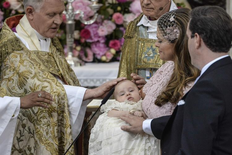 Ærkebiskop Anders Wejryd giver Sveriges nyeste prinsesse sit navn: Leonore Lilian Maria. 