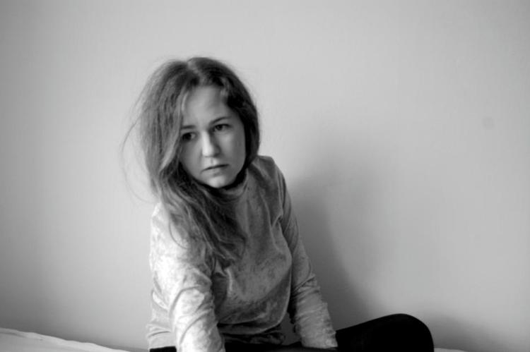 Stille. Bomans album består af seks numre fra 'EP II' samt fire numre kaldet 'Skisser'. 