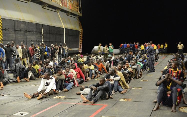 Flygtninge. Knap 300 afrikanske flygtninge blev i weekenden reddet fra en synkende båd i Middelhavet af to amerikanske fartøjer. Efterfølgende blev de overført til at maltesisk militærfartøj. 