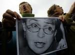 Livstidsdomme. En domstol i Moskva idømmer to mænd fængsel på livstid for drabet på den russiske journalist Anna Politkovskaja. 